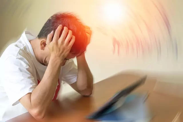 Symbolbild Kopfschmerzen - Schlaganfall  | Foto: Khunatorn/stock.adobe.com