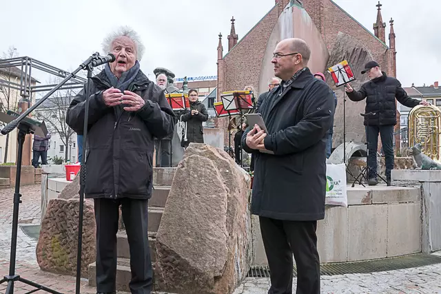 Altdekan Friedhelm Borggrefe (links) war maßgeblich am Entstehen des Lutherbrunnens beteiligt, jetzt hat er die Entkalkung auf den Weg gebracht, neben ihm Dekan Paul Metzger.

 | Foto: Prot. Dekanat LU/Wagner 
