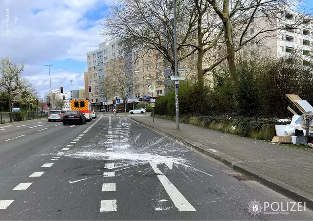 Vor Ort stellte sich heraus, dass der Farbeimer offenbar zu einer Sperrmüllsammlung auf dem Gehweg gehörte | Foto: Polizeipräsidium Westpfalz