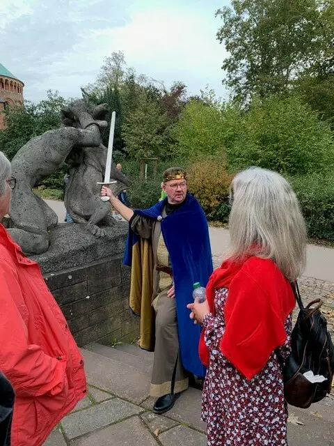 Stauferkaiser Friedrich II. – alias Gästeführer Frank Seidel – bei der historischen Führung  | Foto: Jeanette Seidel