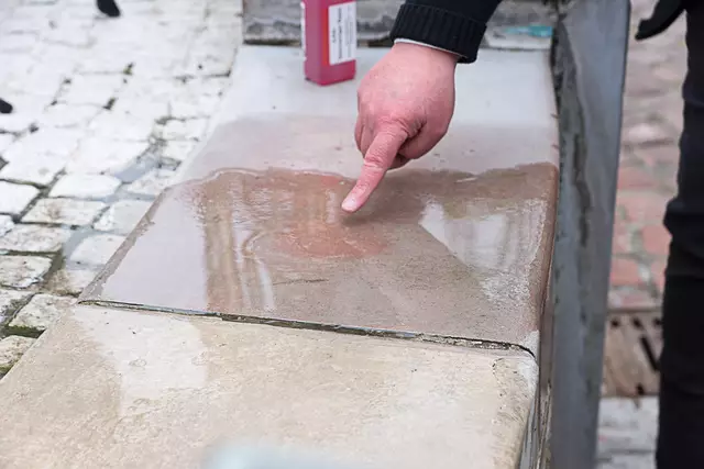 Eine Flüssigkeit löst den Kalk vom Stein, das Ergebnis ist sofort sichtbar.  | Foto: Prot. Dekanat LU/Wagner 