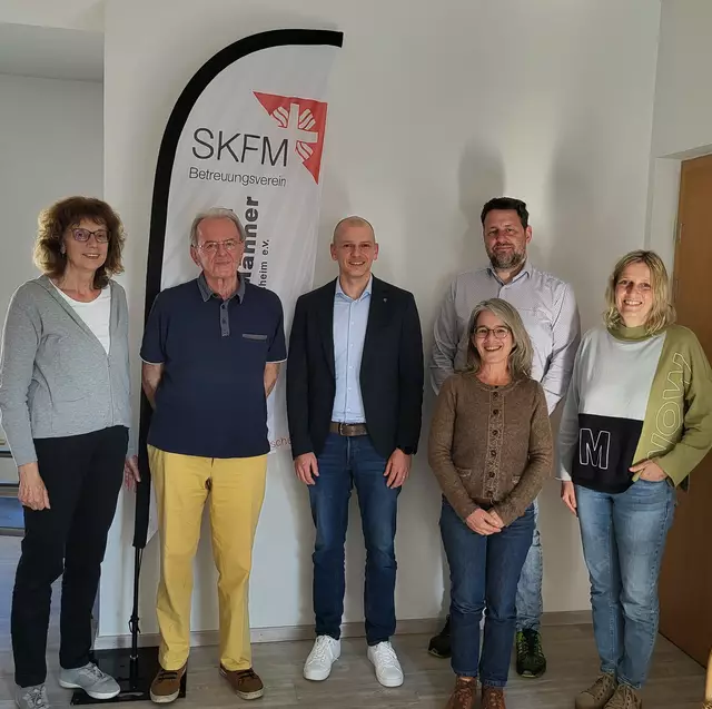 Bildunterschrift:
v.l.n.r.: SKFM-Geschäftsführerin Margareta Klein, stv. Vorsitzender Ansgar Mohr, Landtagsabgeordneter Florian Bellaire, Gisela Schubert, Vorsitzender Tobias Baumgärtner, Petra Gramlich | Foto: SKFM Germersheim