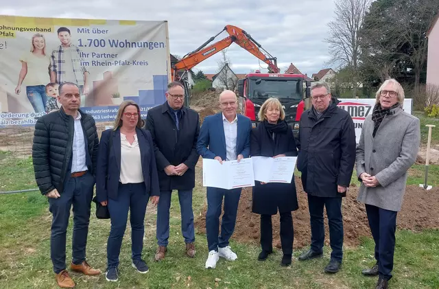 Dr. Ulrich Link, ISB-Vorstandsmitglied, eine Architektin des Projekts, Ortsbürgermeister Walter Schmitt, Volker Spindler, Geschäftsführer des Kreiswohnungsverband Rhein-Pfalz, Finanz- und Bauministerin Doris Ahnen, Clemens Körner, Landrat und Geschäftsführer des Kreiswohnungsverband Rhein-Pfalz, Stefan Veth, Verbandsbürgermeister Dannstadt-Schauernheim. | Foto: ISB