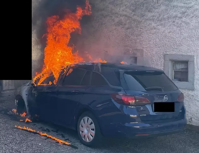 Die Feuerwehr rückte sofort aus und konnte den Wagen löschen, doch das Auto brannte komplett aus | Foto: Polizeiinspektion Rockenhausen