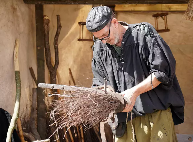 Das Bürstenbinder-Handwerk lebt auf dem historischen Marktplatz wieder auf. | Foto: Stadt Pirmasens / Sabine Reiser