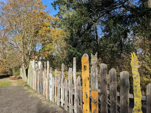 Der ehemals farbenfrohe Gartenzaun ist in die Jahre gekommen und muss ersetzt werden. | Foto: Leben und Kultur e.V.