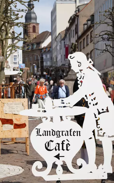 Ein beliebter Treffpunkt beim Bummel durch die Fußgängerzone: Das Landgrafen-Café im Alten Rathaus

 | Foto: Stadt Pirmasens / Sabine Reiser