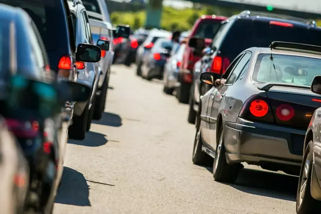 Ein Mann lief unvermittelt mitten auf der Straße und versuchte, die Türen vorbeifahrender Autos zu öffnen | Foto: PhotoSpirit/stock.adobe.com
