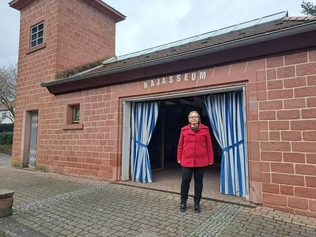 Hat sich eingehend mit der Artistentradition der Alsenborner beschäftigt: Gisela Grasmück vor dem Eingang des Bajasseums | Foto: Monika Klein