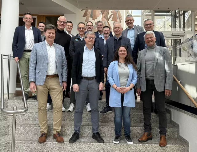 Volles Haus in Wolfstein: Bürgermeister und leitende Mitarbeitende wollen die Zusammenarbeit zwischen ihren Verbandsgemeindeverwaltungen ausbauen. Strukturlotsin Marina Guliev (mi.) begleitet den Prozess  | Foto: Beate Graff