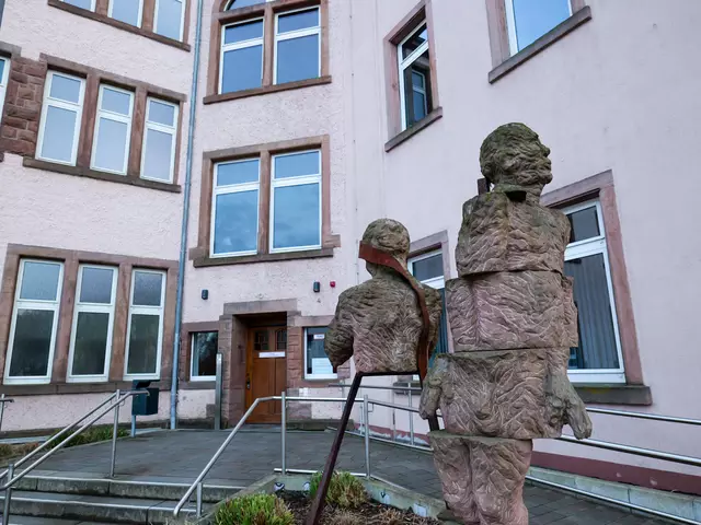 Im Landstuhler Rathaus wurde der Haushalt der Stadt Landstuhl für das Jahr 2025 besprochen und vom Stadtrat gebilligt. Trotz angespannter finanzieller Lage, wird in neue Projekte gezielt investiert - aber an manchen Stellen dafür auch Geld eingespart.  | Foto: Erik Stegner