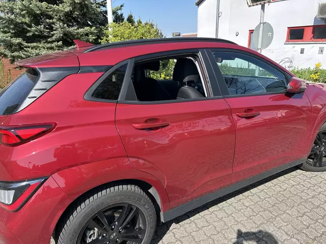 Der Täter schlug die hintere rechte Seitenscheibe ein und entwendete aus dem Pkw eine Handtasche und einen Rucksack. - Die Polizei appelliert: Keine Wertgegenstände im Auto lassen! | Foto: Polizei Edenkoben