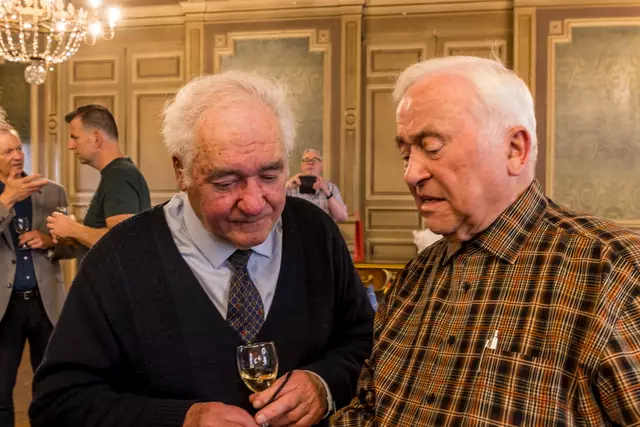 Urkundenübergabe von Bernard Andre an Hartmut Hetterich | Foto: Johann-Peter Melder