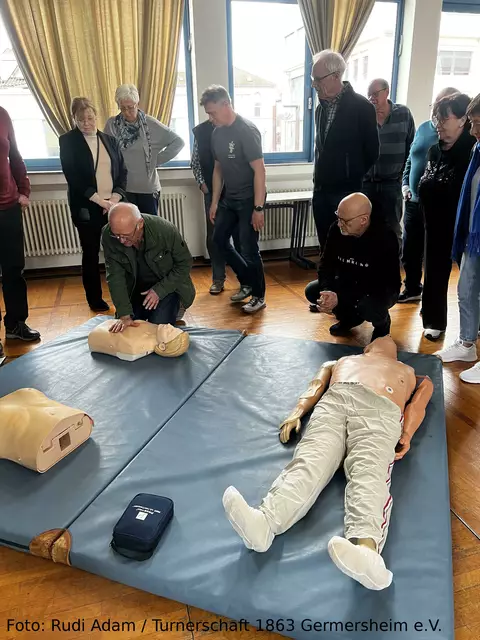 Beim Üben der Herzdruckmassage | Foto: Rudi Adam