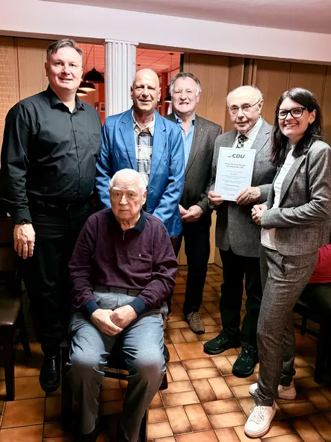 Ehrungen v.L  Markus Rendes , Helmut Löffel, Frank Hörter, Alfons Kleinschmid, Ferdinand Staiger, Christine Neumann- Martin MdL  | Foto: Petra Schwab