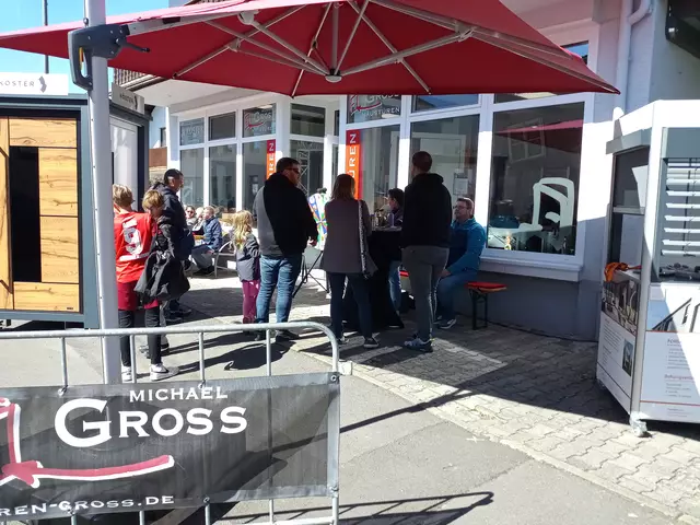 Auch Haustüren Michael Groß informierte am verkaufsoffenen Sonntag | Foto: Anja Stemler