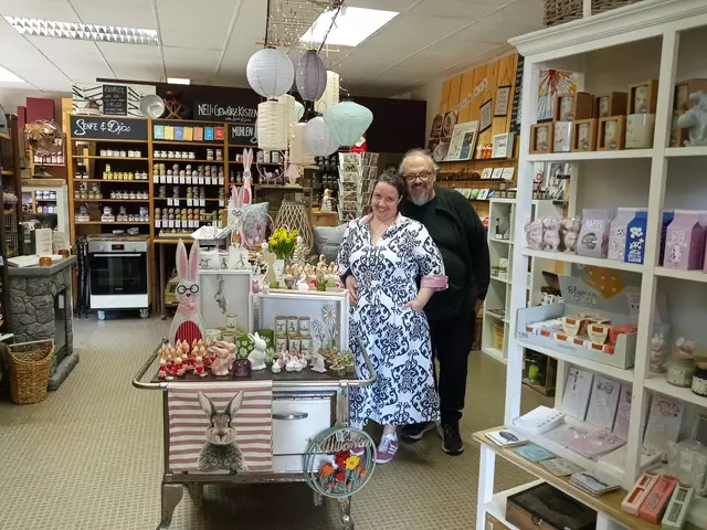 Ein Bild von Anne und Peter Knapp vom Genussladen, kurz vor der Kaffee- und Kuchenpause geschnappt  | Foto: Anja Stemler