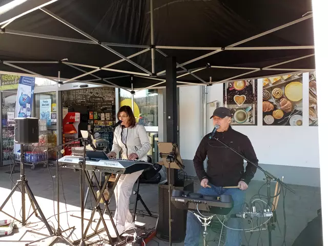 Die Liveband "Sansa Duo" sorgte vor Edeka Eckstein für echt gute Stimmung | Foto: Anja Stemler