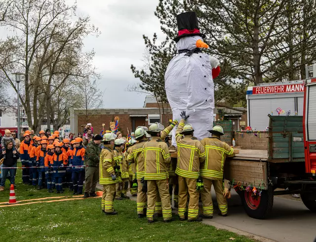 jetzt heißt es anpacken  | Foto: Wolfgang Neuberth