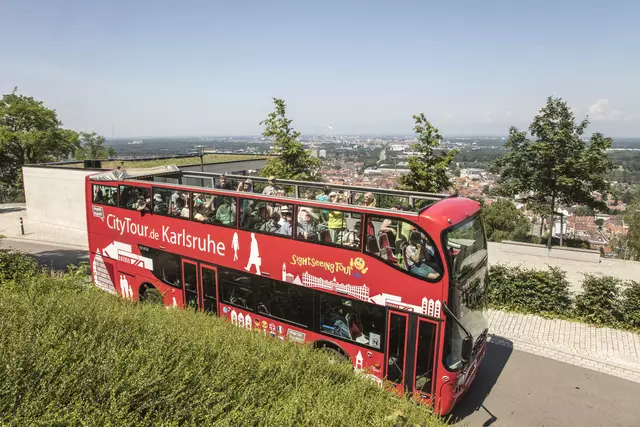 Mit dem roten Doppeldeckerbus geht es unter anderem auf den Turmberg. | Foto: KTG Karlsruhe Tourismus GmbH, Andrea Fabry