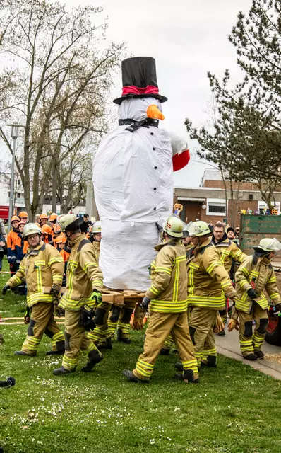 Die Feuerwehr trägt den Schneemann zum Platz | Foto: Wolfgang Neuberth