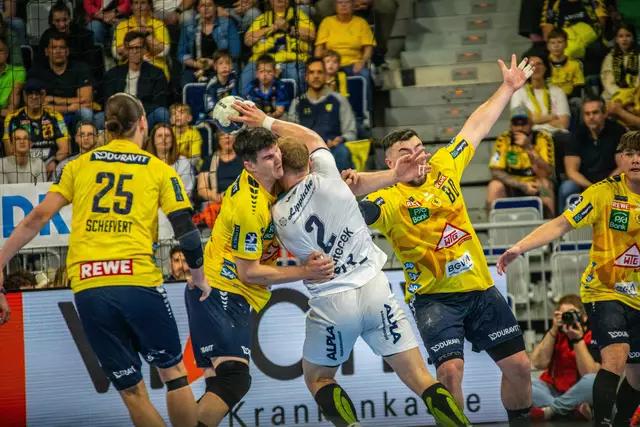 Die gelbe Mauer steht  | Foto: Wolfgang Neuberth