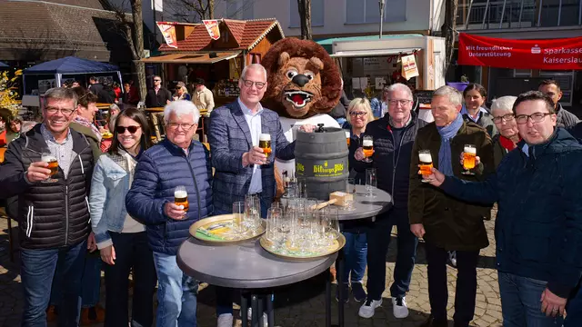 Zum Auftakt des Frühlingsfestes luden Bürgermeister Ralf Hechler und Organisator Joachim Felka  zum Fassanstich an Marktbrunnen in Ramstein ein.  | Foto: Erik Stegner