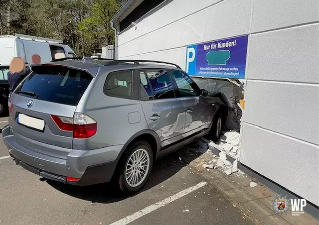 Der Wagen schoss vorwärts, durchbrach eine Hausfassade und kam erst mitten im Verkaufsraum eines dort ansässigen Marktes zum Stehen | Foto: Polizeipräsidium Westpfalz