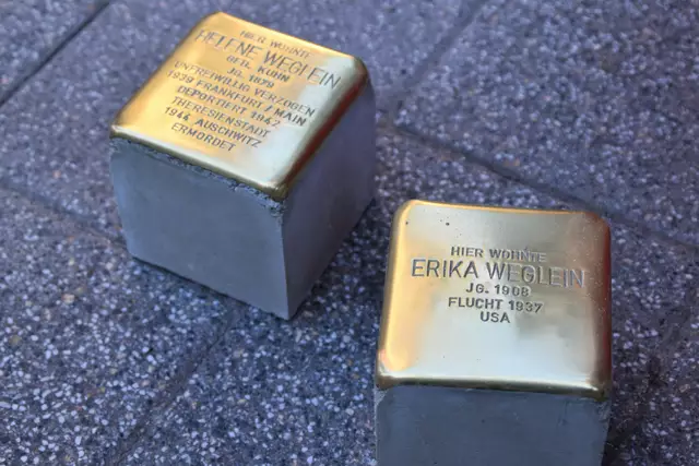 Bei der jüngsten Verlegung von Stolpersteinen in Landau wurden 18 neue „Mahnmale von unten“ in den Boden eingelassen | Foto: Stadt Landau