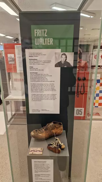 Ein besonderes Schmankerl sind die Fußballschuhe von Fritz Walter | Foto: Ralf Vester