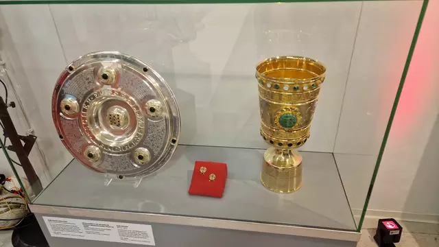 Meisterschale und DFB-Pokal sind ebenfalls Bestandteil der Ausstellung | Foto: Ralf Vester