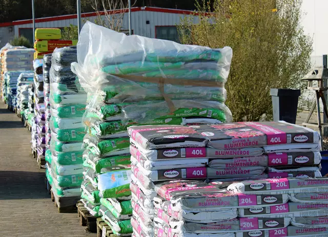 Für unterschiedliche Bedarfe und Ansprüche: Der Landfuxx-Markt führt zahlreiche Pflanzerden, aber auch Rindenmulch oder Pinienrinde | Foto: Monika Klein