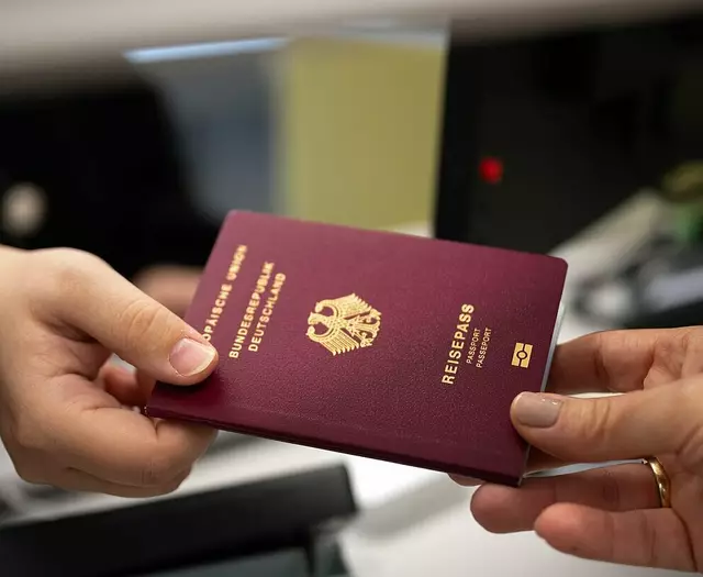 Übergabe eines Reisepasses im Bürgerbüro | Foto: Stadt Karlsruhe, Monika Müller-Gmelin