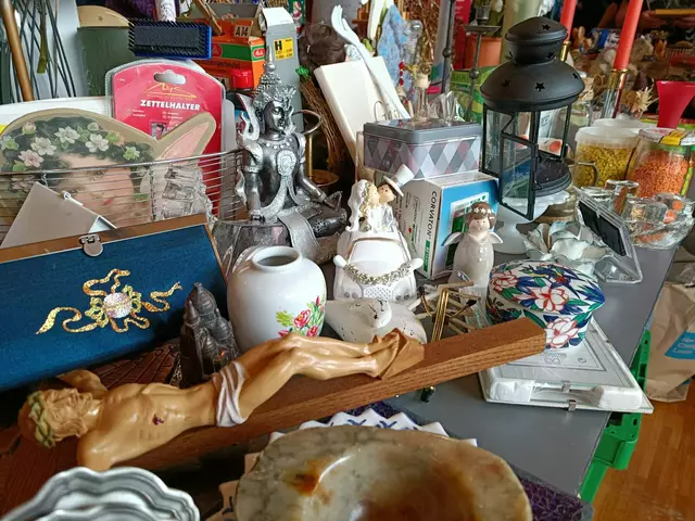 Jede Menge Kitsch und Trödel gibt's beim Flohmarkt in Zeiskam | Foto: Heike Schwitalla