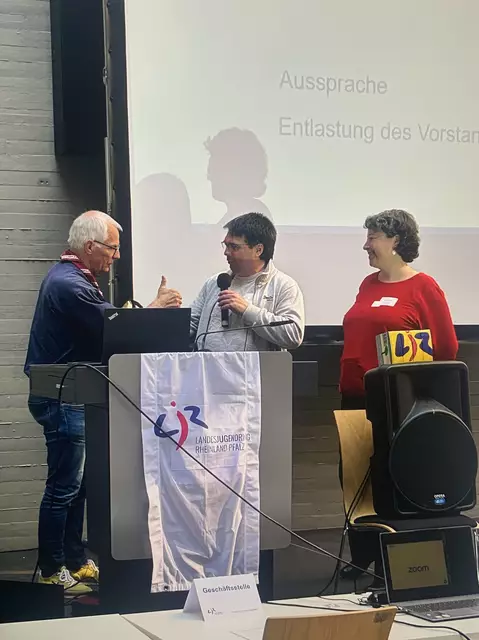 Sascha Zink und Geschäftsführerin Nadya Konrad bedanken sich bei Revisor Peter Krietemeyer | Foto: Eva Schröder, LJR