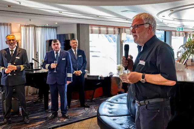 Peter Hausch mit der Schiffscrew | Foto: Johann-Peter Melder