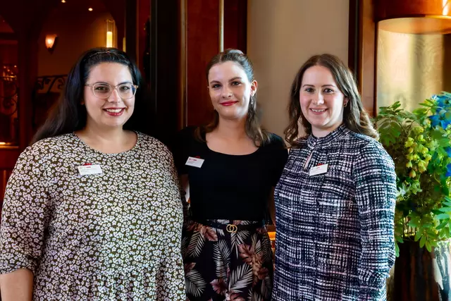Die drei jungen Damen vom DERTOUR-Reisebüro | Foto: Johann-Peter Melder
