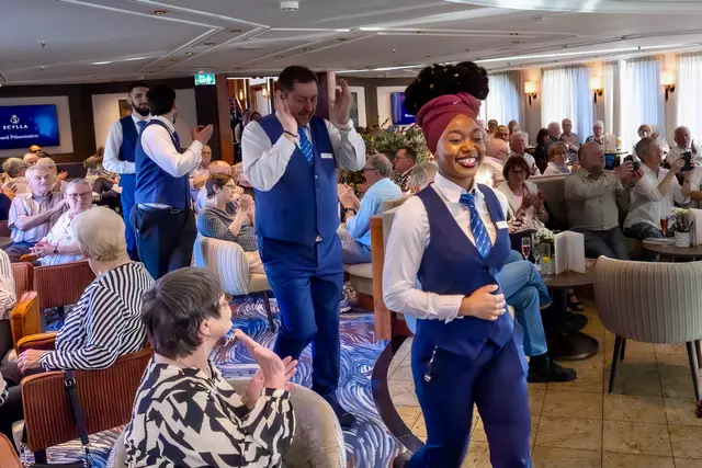 Gut gelaunt durch die Gäste | Foto: Johann-Peter Melder