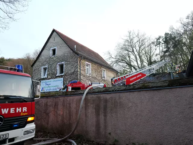 Ein Übergreifen der Flammen auf das ehemalige Forsthaus zwischen Kindsbach und dem Einsiedlerhof konnte die Feuerwehr verhindern.  | Foto: Erik Stegner
