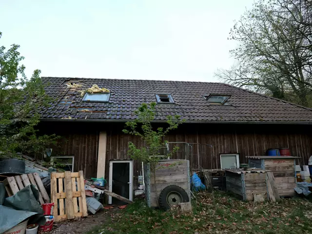 Im Nebengebäude des ehemaligen Forsthauses brach das Feuer aus. Die Bewohnerin wurde von der Feuerwehr evakuiert. | Foto: Erik Stegner