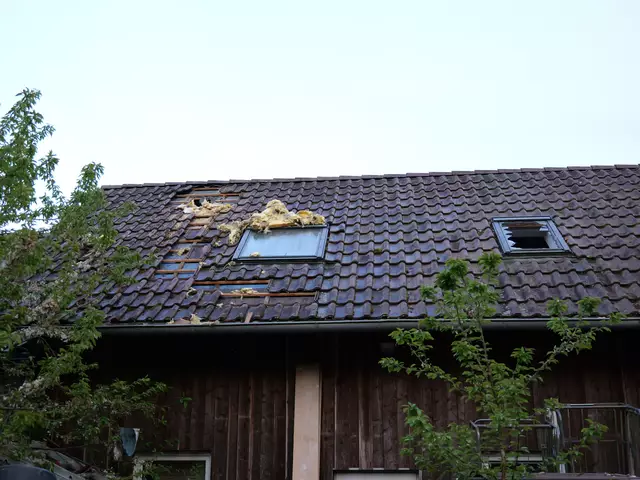 Im Nebengebäude des ehemaligen Forsthauses brach das Feuer aus. Die Bewohnerin wurde von der Feuerwehr evakuiert. | Foto: Erik Stegner