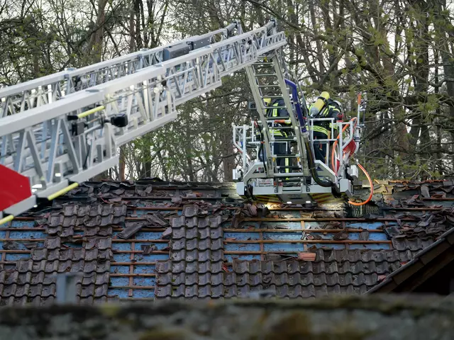 Beim Brand des alten Forsthauses zwischen Kindsbach und Einsiedlerhof ist ein Schaden von mehr als 100.000 Euro entstanden | Foto: Erik Stegner