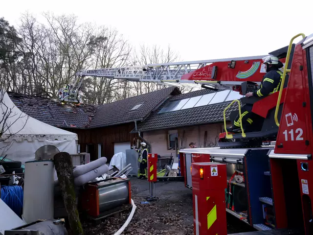 Um das Feuer auf dem Gelände des ehemaligen Forsthauses zwischen Kindsbach und dem Einsiedlerhof bekämpfen zu können, musste die Dachhaut aufgeschnitten und geöffnet werden.  | Foto: Erik Stegner