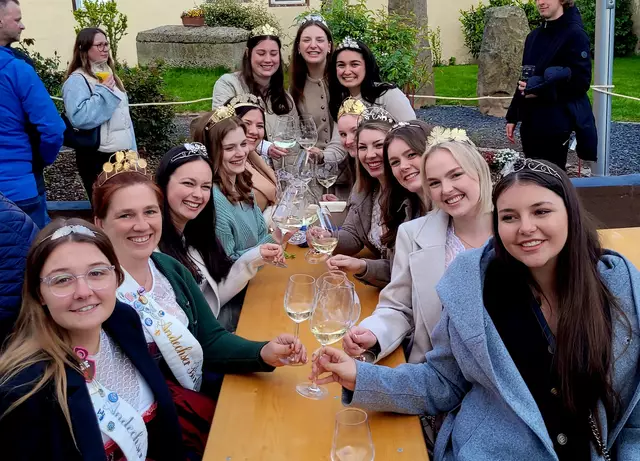 Zahlreich kommen die Weinhoheiten jedes Jahr zur Froschkerwe. | Foto: Markus Pacher