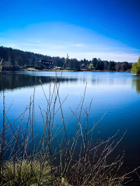 Im Frühjahr leider noch zu kalt: der Badesee Saarbacherhammer | Foto: Cornelia Bauer