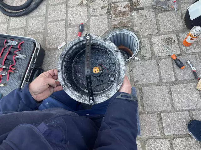 Arbeiten an den Bodenstrahlern | Foto: Domkapitel Speyer