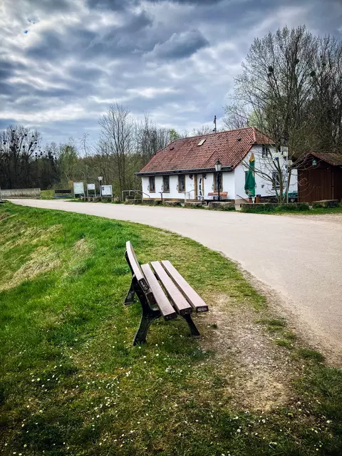 Das Schleusenhaus Sondernheim liegt direkt an der Südroute des Pfälzer Jakobswegs | Foto: Cornelia Bauer