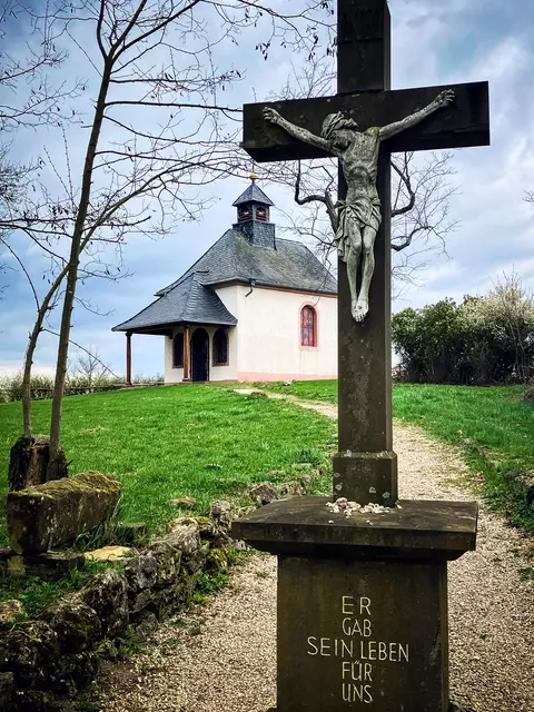 Auf der Kuppe der Kleinen Kalmit: die Mater-Dolorosa-Kapelle | Foto: Cornelia Bauer
