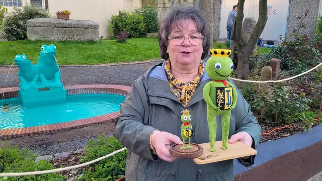 Christine Hoheisel von der Speyerdorfer Strickstubb mit den Kerwis 2024. | Foto: Markus Pacher