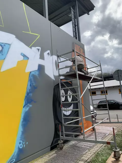 Die rechte Seite des Kunstwerkes wird in Angriff genommen | Foto: Peter Krietemeyer